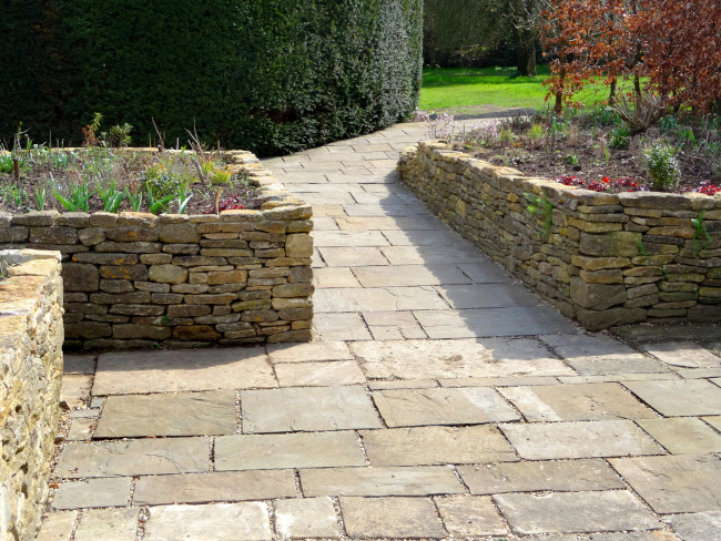 What You Need to Know About Flagstone Hardscaping